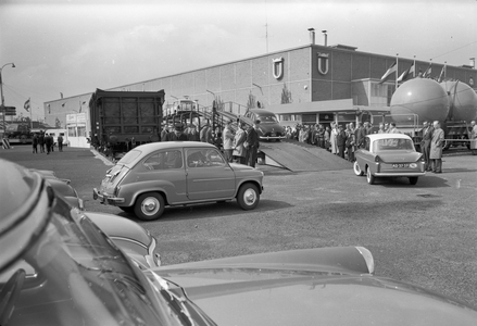 841525 Afbeelding van de stand van de N.S. met goederenmaterieel tijdens de Voorjaarsbeurs op het buitenterrein aan de ...